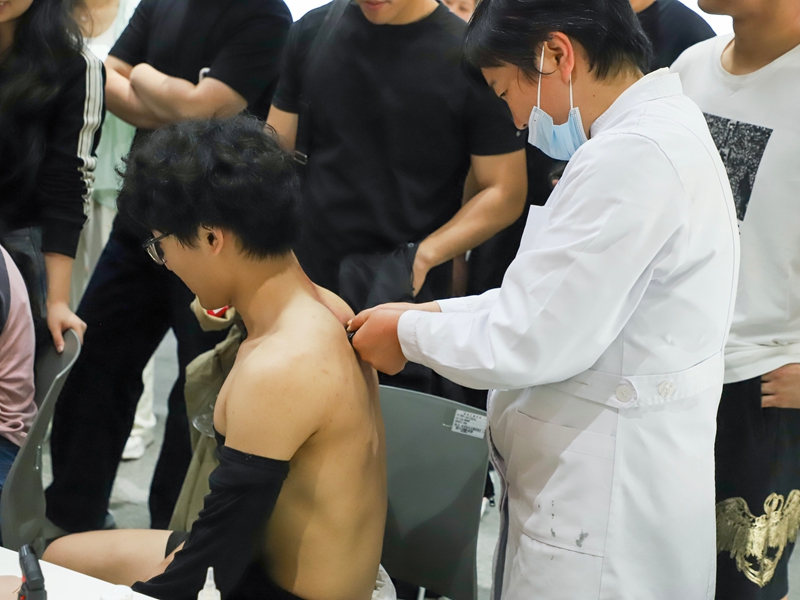 437ccm·必赢国际联合河南省中西医结合医院举办“校园义诊·健康同行” 主题活动